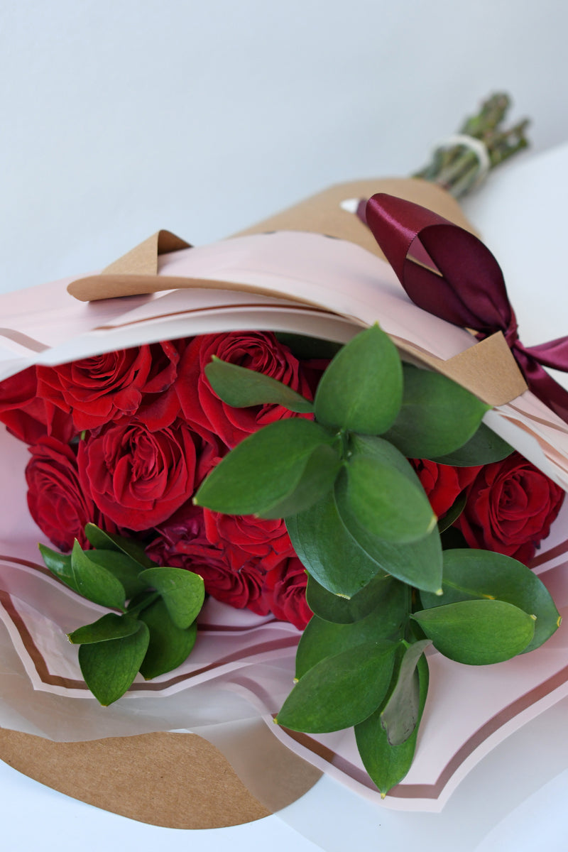 Ramo de 10 rosas rojas – Orquidea Oriental