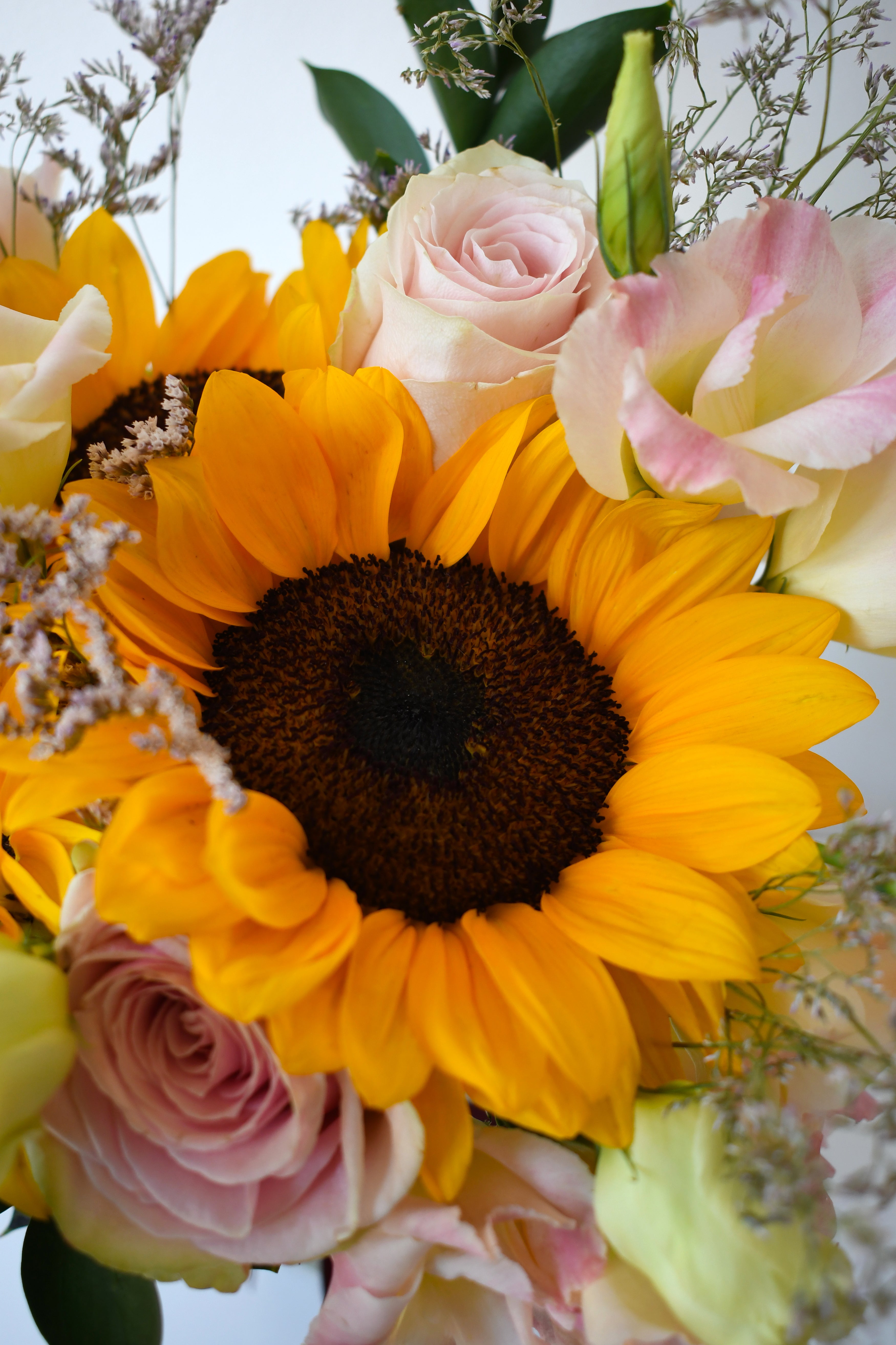 Ramo mixto de girasoles y rosas