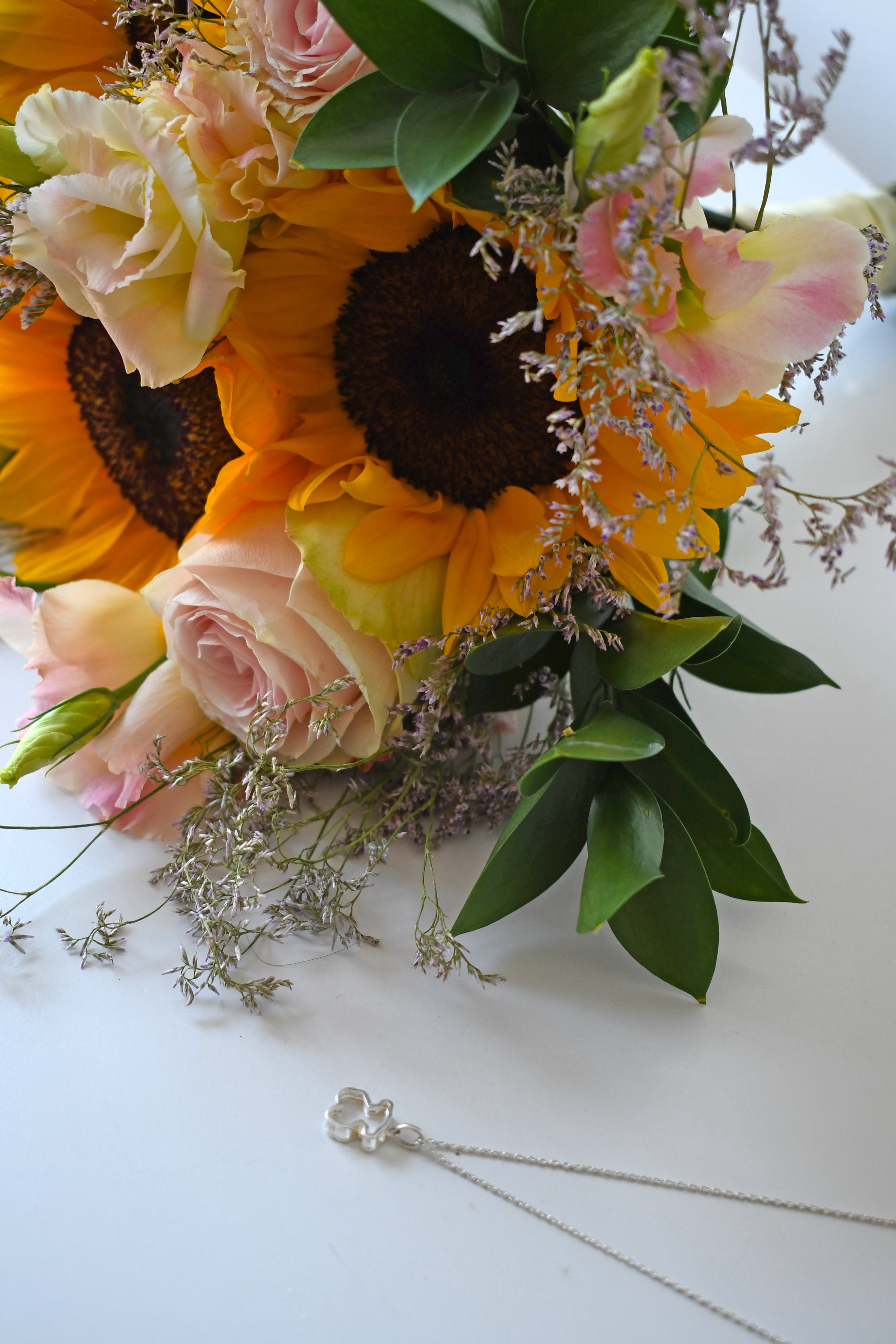 Ramo mixto de girasoles y rosas