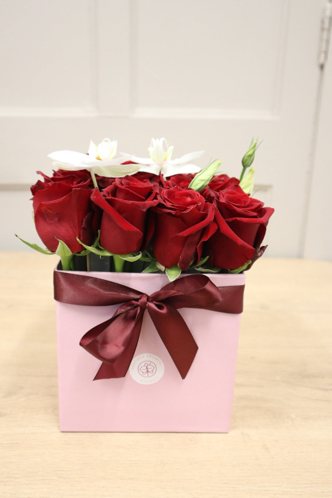 Caja de rosas y orquidea