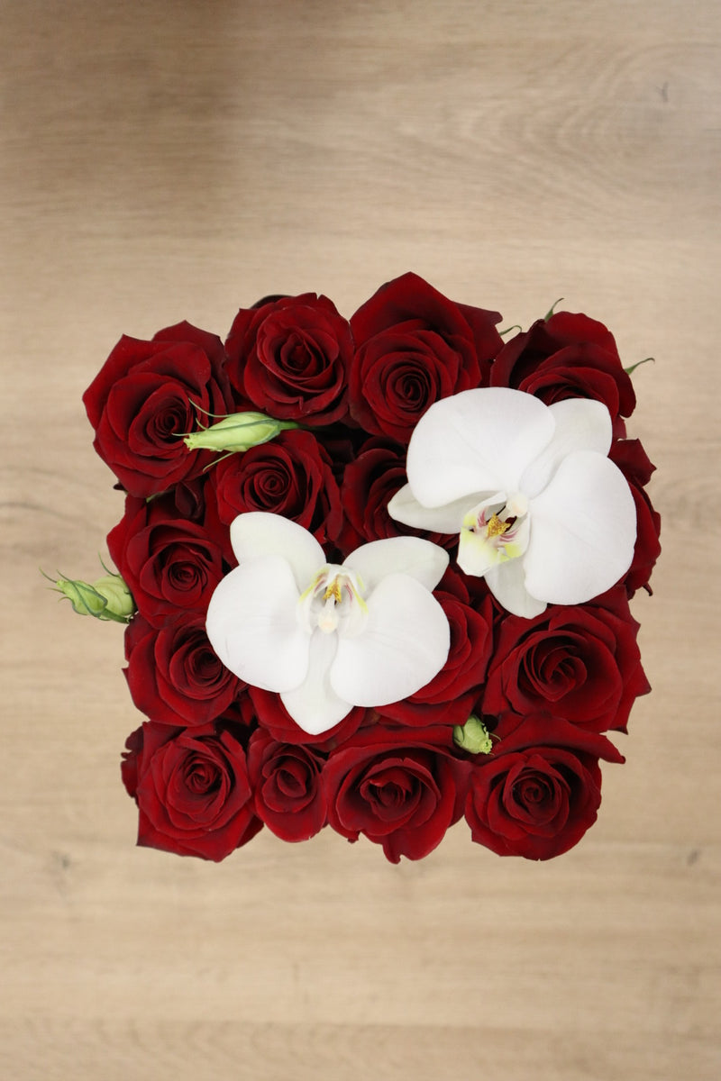 Caja de rosas y orquidea