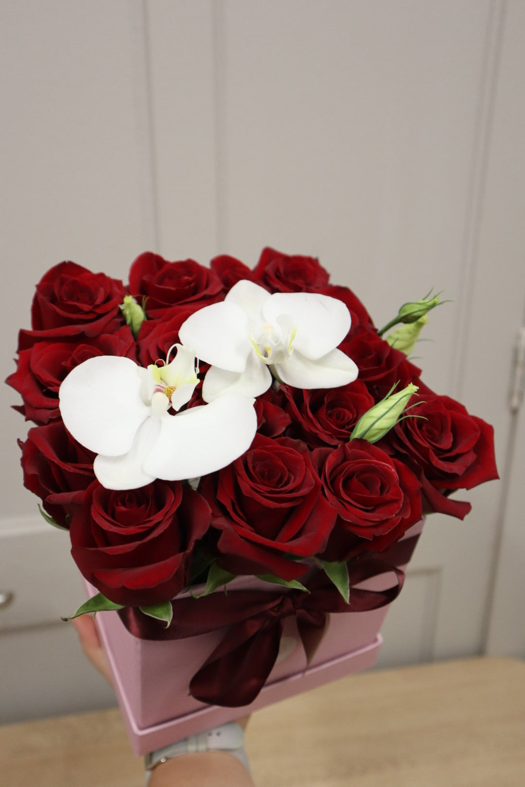 Caja de rosas y orquidea