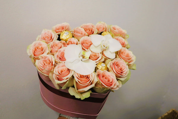 Caja corazón de rosas y chocolate ferrero