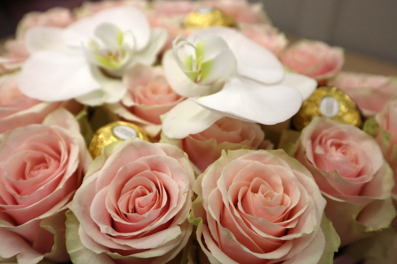 Caja corazón de rosas y chocolate ferrero