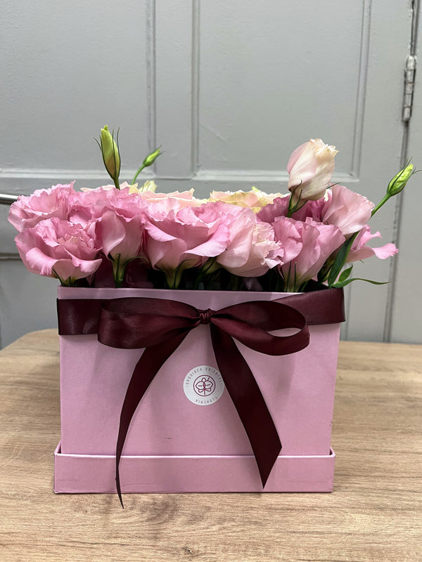 Caja de rosas con lisianthus y chocolate ferrero