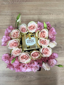 Caja de rosas con lisianthus y chocolate ferrero