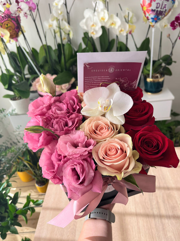 caja de rosas con lisianthus y orquidea