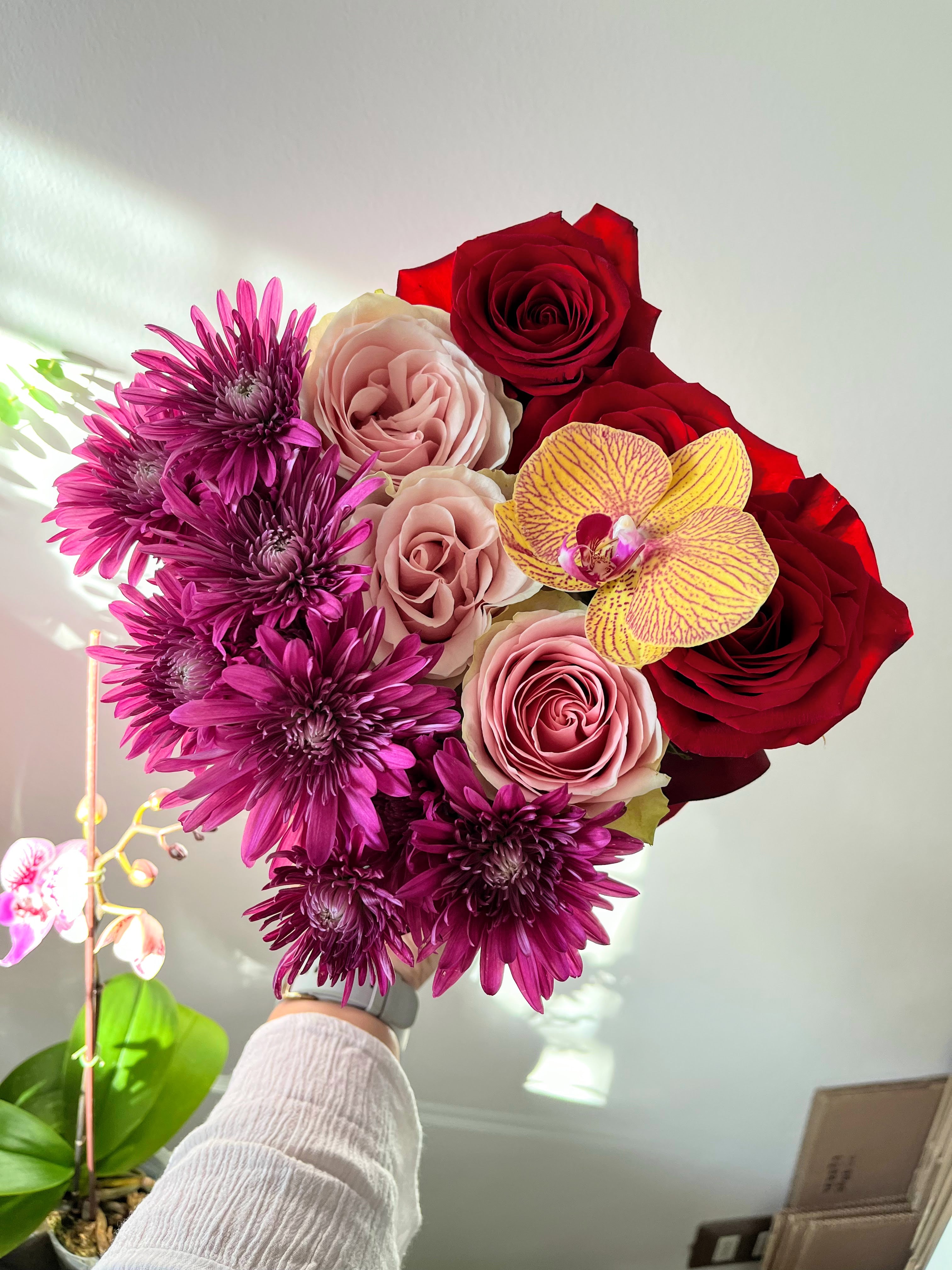Caja de rosas con Rosas, Mable y Orquidea