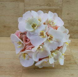 Ramo de novia esfera de orquideas con rosas