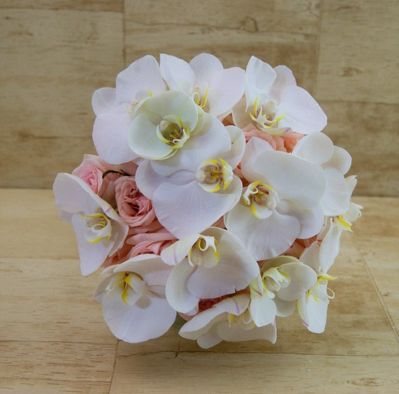 Ramo de novia esfera de orquideas con rosas